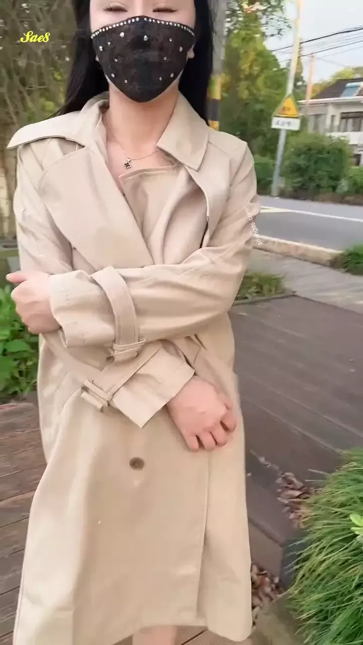 户外露出爱好者F杯爆乳网红人妻茵茵大白天全裸等公交